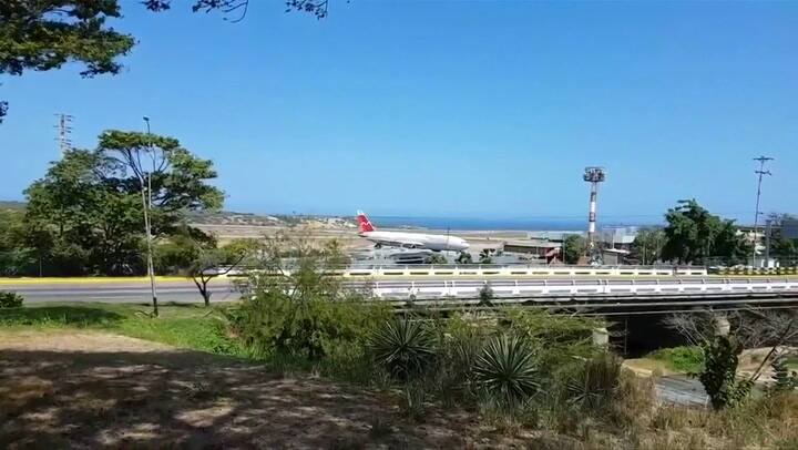 Imágenes del avión ruso que llegó a Venezuela en secreto - Fuente: Reuters