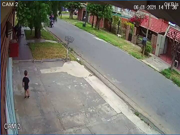 Motochorros le robaron a tres mujeres delante de un niño - Fuente: Twitter