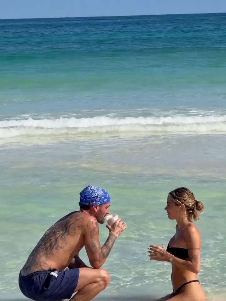 Tini y Rodrigo De Paul en la playa
