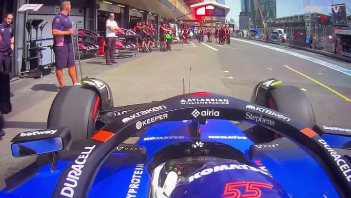 El momento en el que Carlos Sainz se confundió y entró al box de Alpine en las prácticas de Fórmula 1 en Bakú