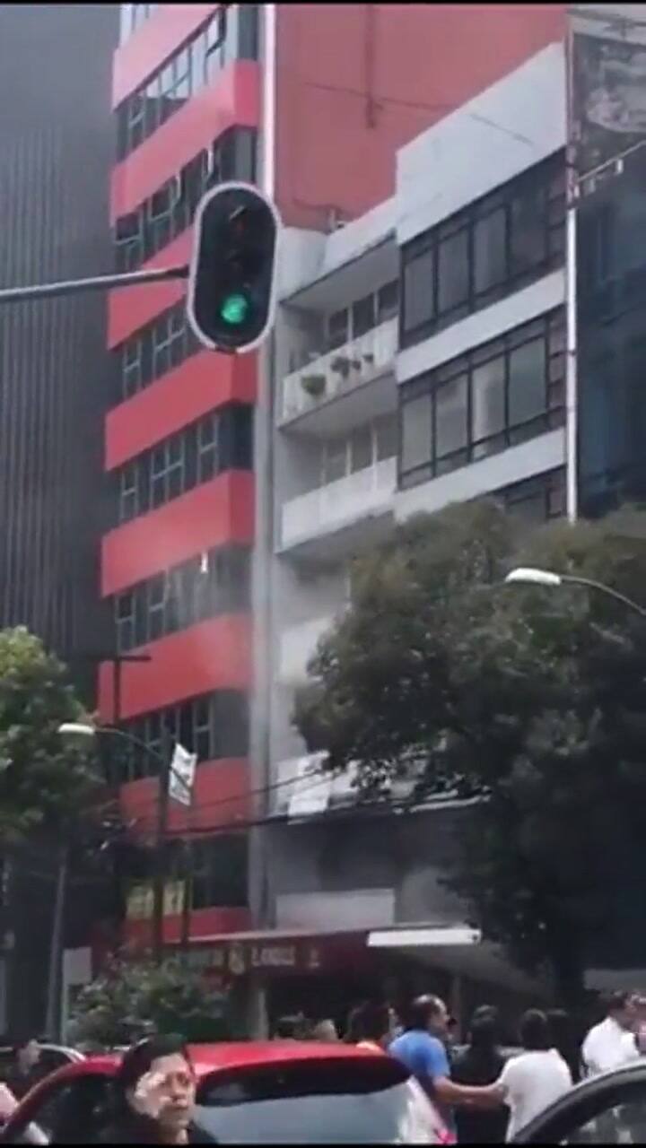 Edificios se balancean en la ciudad de México durante el terremoto
