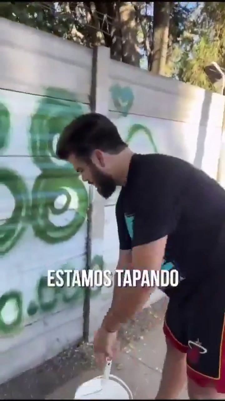 Tras bajar de un Falcon verde, la juventud de La Libertad Avanza San Isidro cubrió un mural de Abuelas