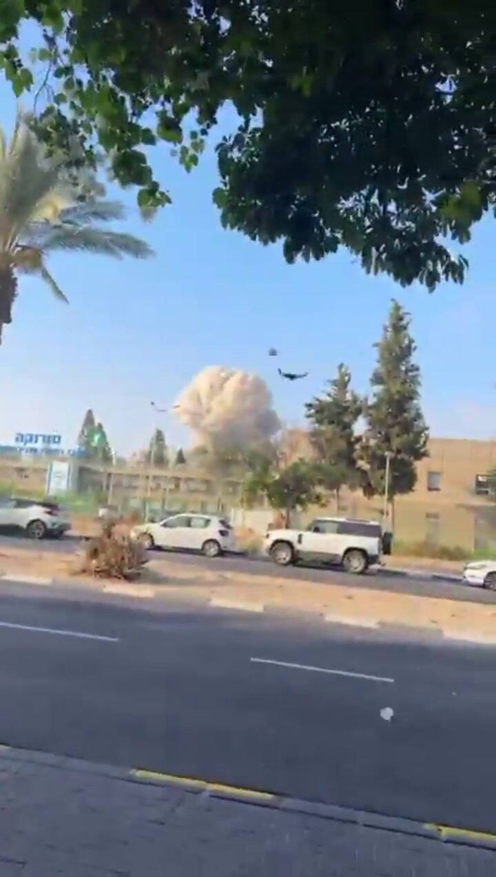 El momento exacto del bombardeo al hospital de Israel