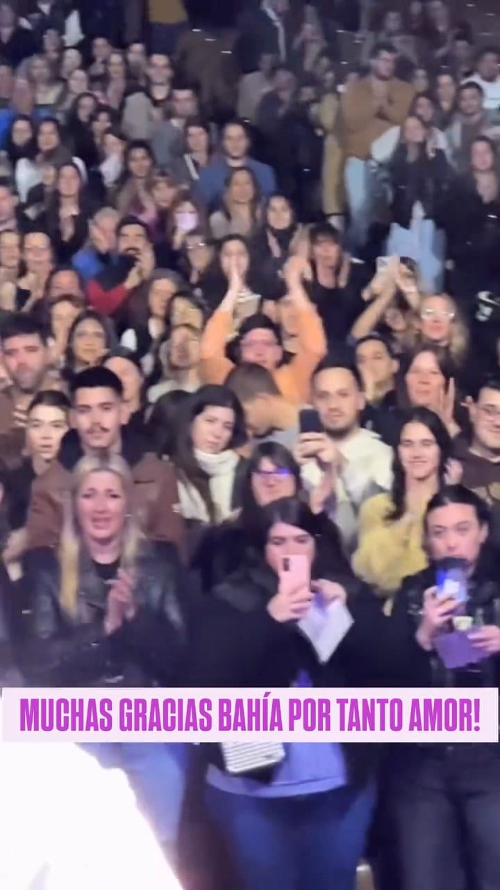 Gimena Accardi y Andrés Gil arriba del escenario en Bahía Blanca