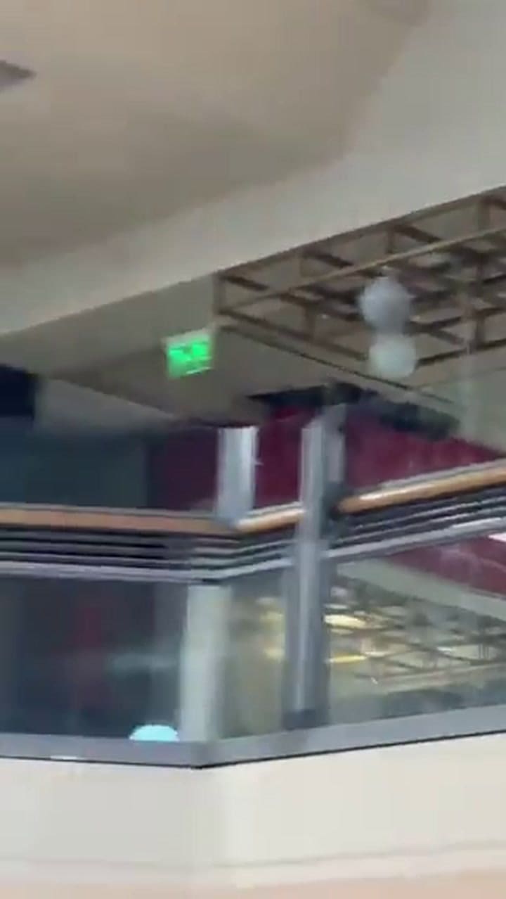 Las filtraciones afectaron a varios locales del centro comercial