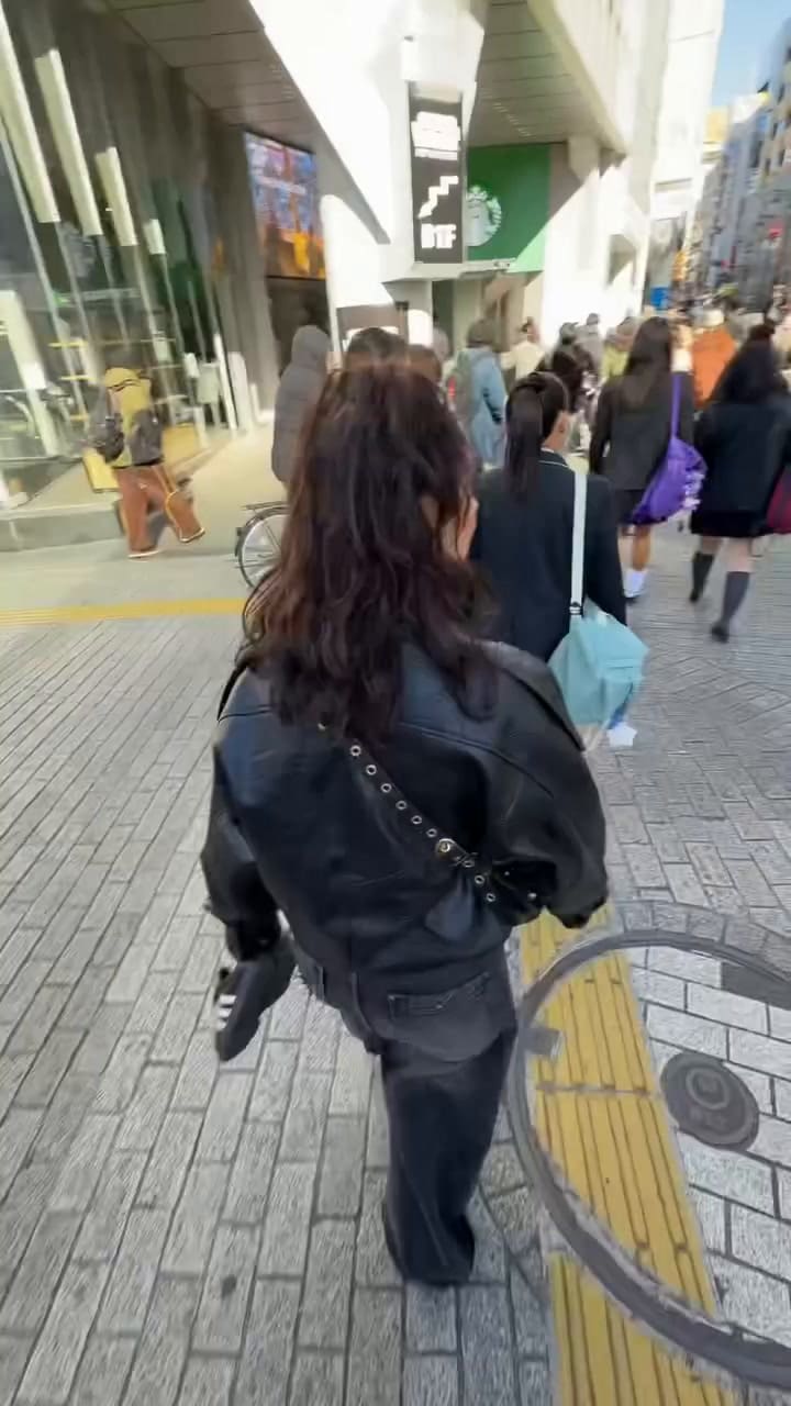 Caminó por Tokio en medias y sorprendió a sus seguidores