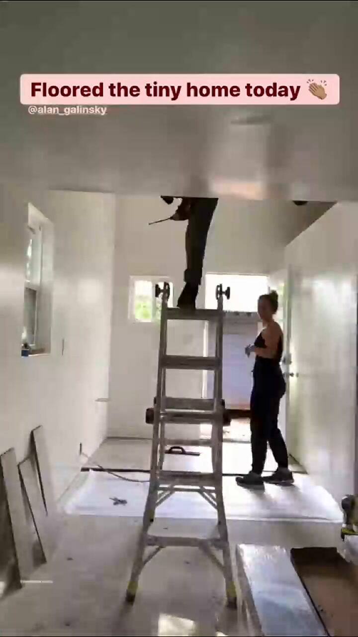 Una mujer construye casas pequeñas en los patios de sus propiedades grandes y las alquila