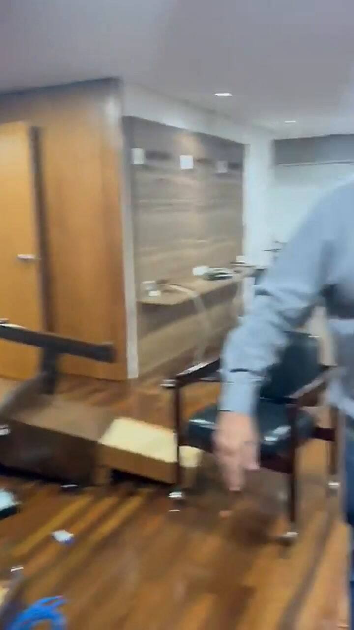 Cuadros, despachos, escritorios y televisores destrozados