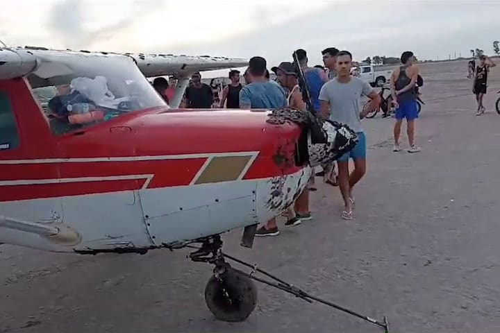 Incidente en la laguna de Gomez con avioneta - GIF
