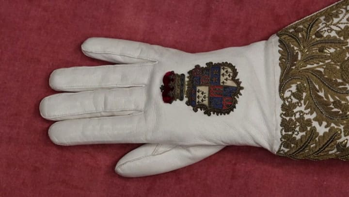 Carlos III usará los guantes de la coronación de su abuelo