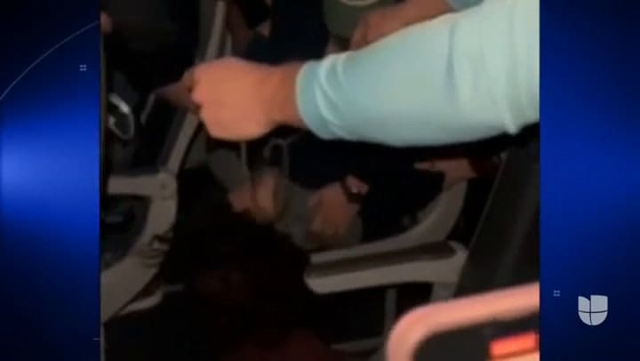 Un pasajero intentó romper la ventana de un avión en pleno vuelo