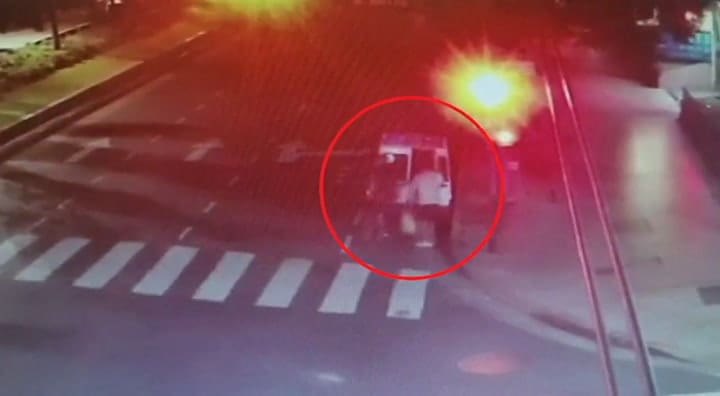 Así pegaban los afiches con insultos y acusaciones contra Cristina Kirchner