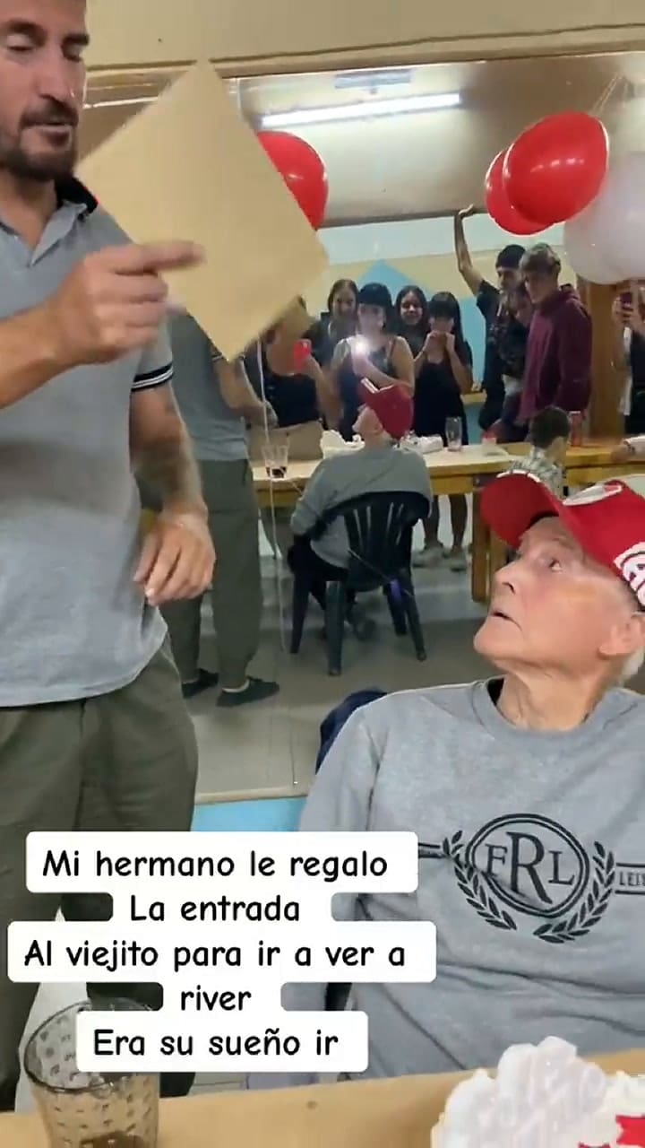 Le regaló una entrada a su papá para ir a ver a River y grabó su reacción