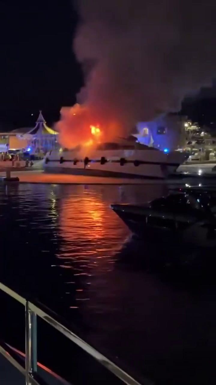 El video del momento en el que un yate se prendió fuego