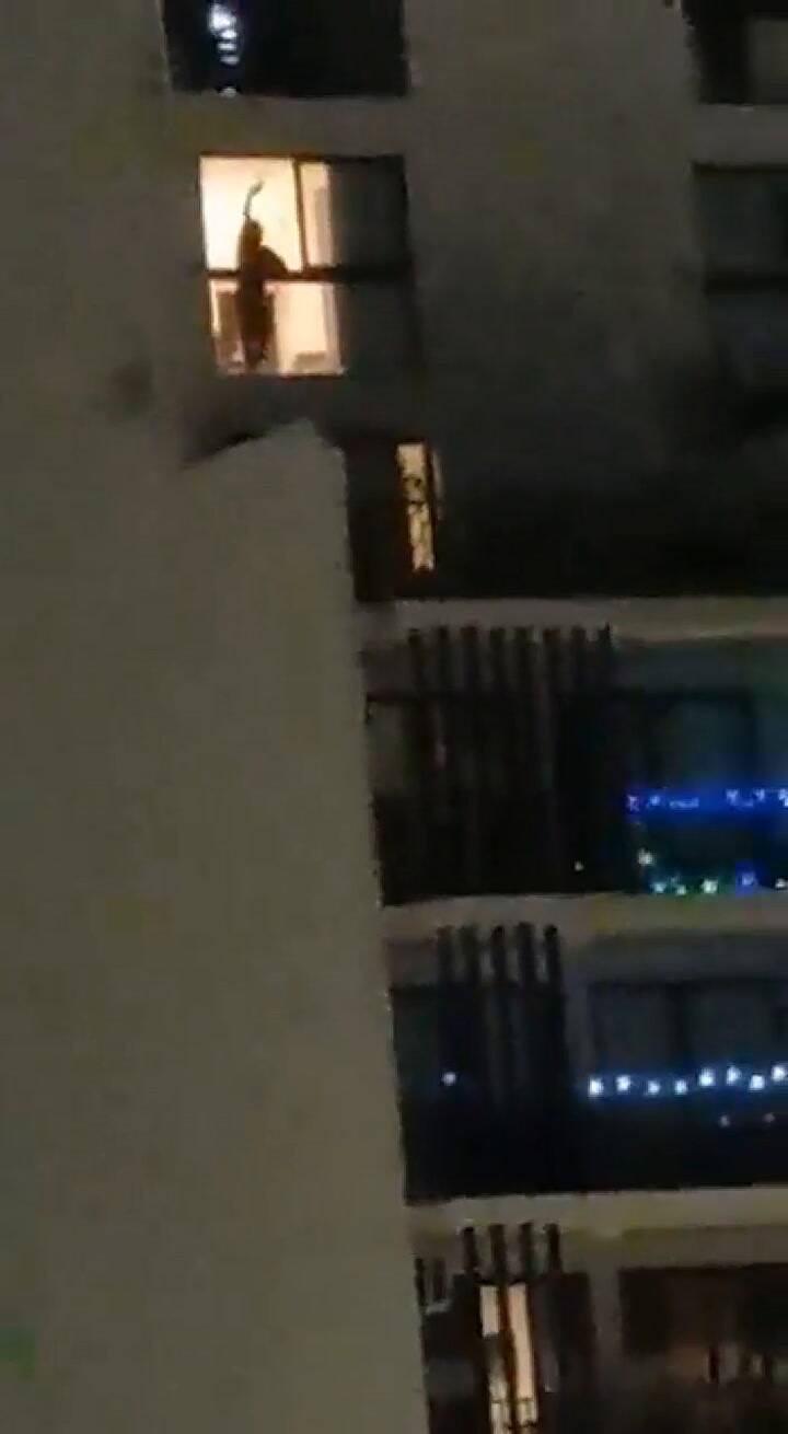 Un policía empezó a disparar desde su departamento y amenazó de muerte a varios vecinos