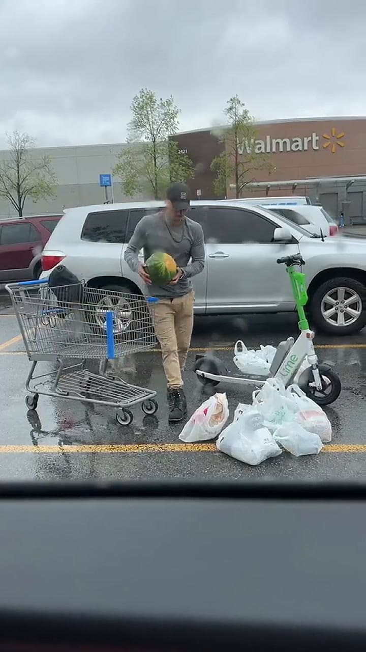 Mostró cómo hizo un cliente de un supermercado para llevar 10 bolsas y 1 sandía en un monopatín eléc