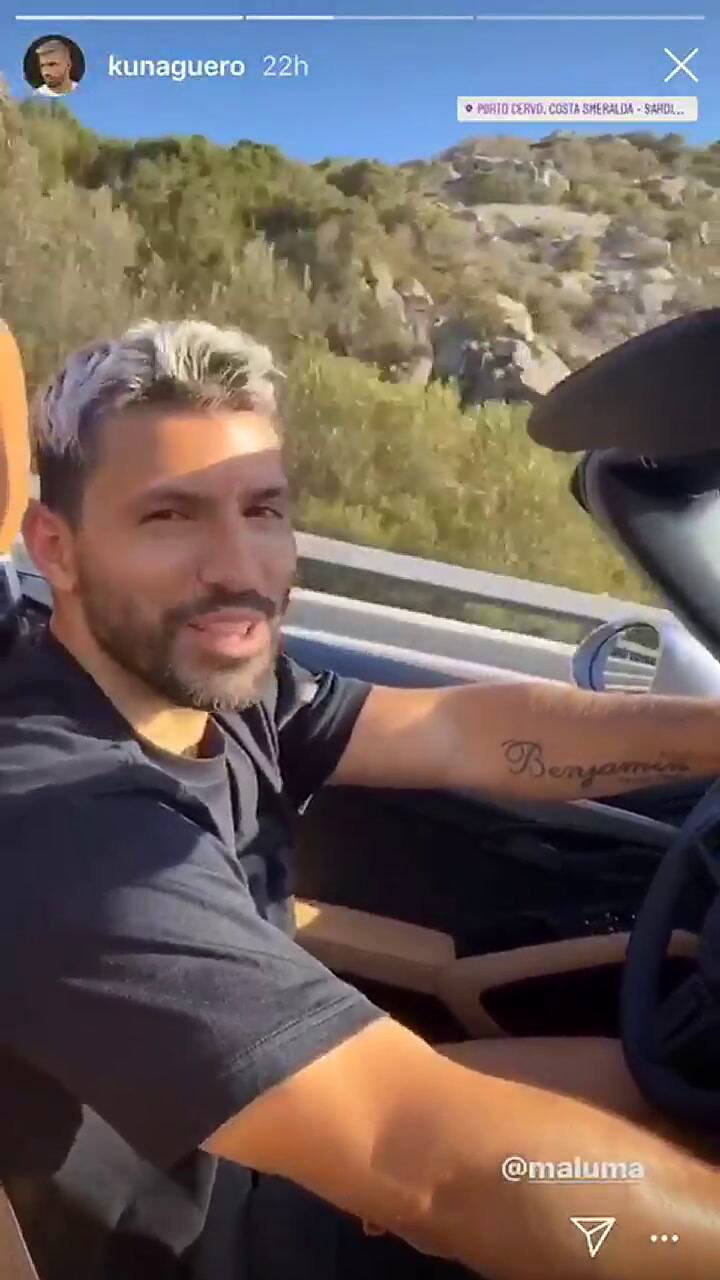 El Kun Agüero manejando un Porsche descapotable por las playas de Cerdeña