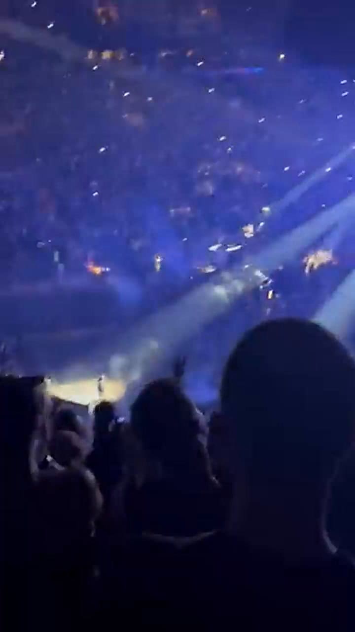 Arrojaron fuegos artificales en el show de Dua Lipa