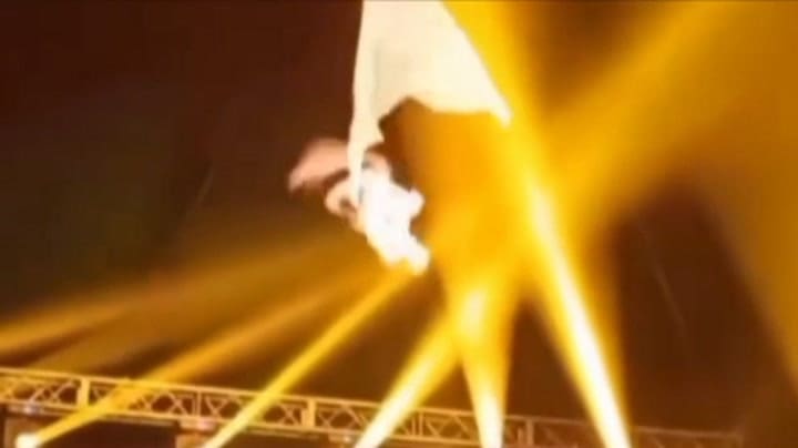 El accidente del acróbata, captado por uno de los presentes.