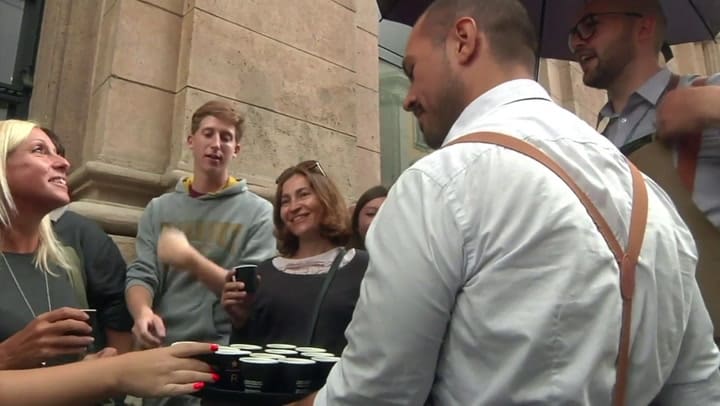 Starbucks abre su primera cafetería en Italia, reino del expreso - Fuente: AFP