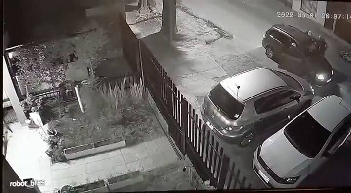 Dos ladrones armados asaltaron a una pareja que iba con un niño y le roban el auto