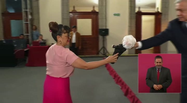 Cómo son y cuánto cuestan los muñecos de AMLO que venden en CDMX