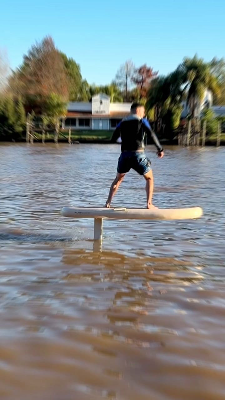El Wake Foil Eléctrico o eFoil es la última innovación en los deportes acuáticos