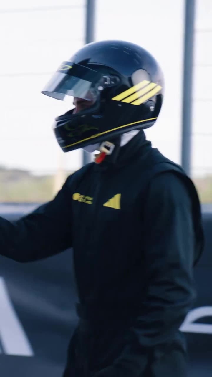 Julián Álvarez en modo "piloto de la Fórmula 1"