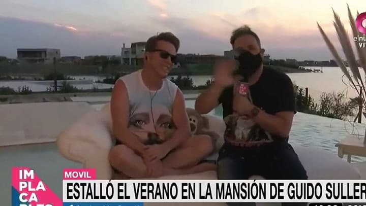 Guido Süller muestra parte de la pileta y la playa privada de su casa