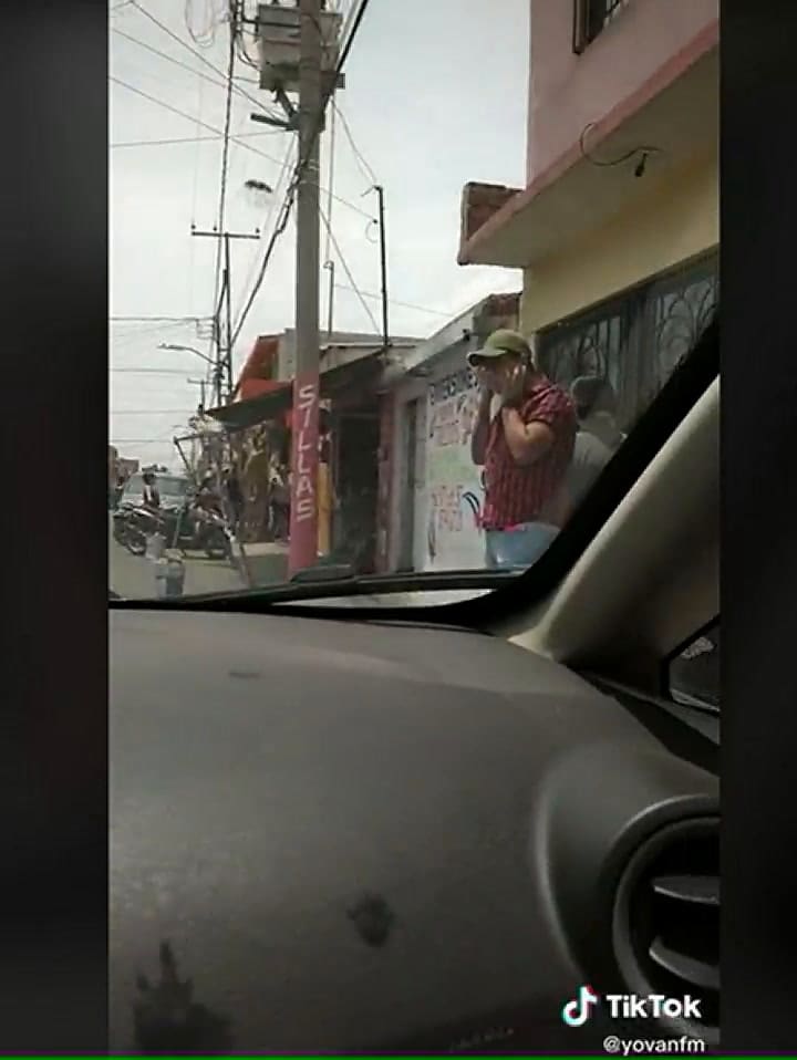 Lo llamó su amante y lo escuchó su esposa en el Bluetooth del auto