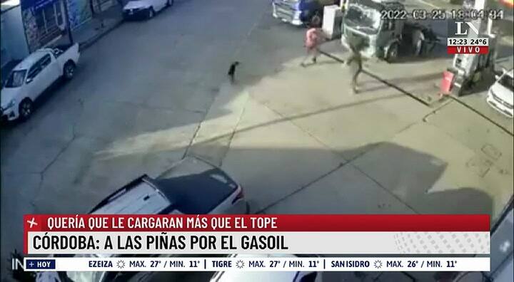 A las piñas por el gasoil: quería que le cargaran más que el tope