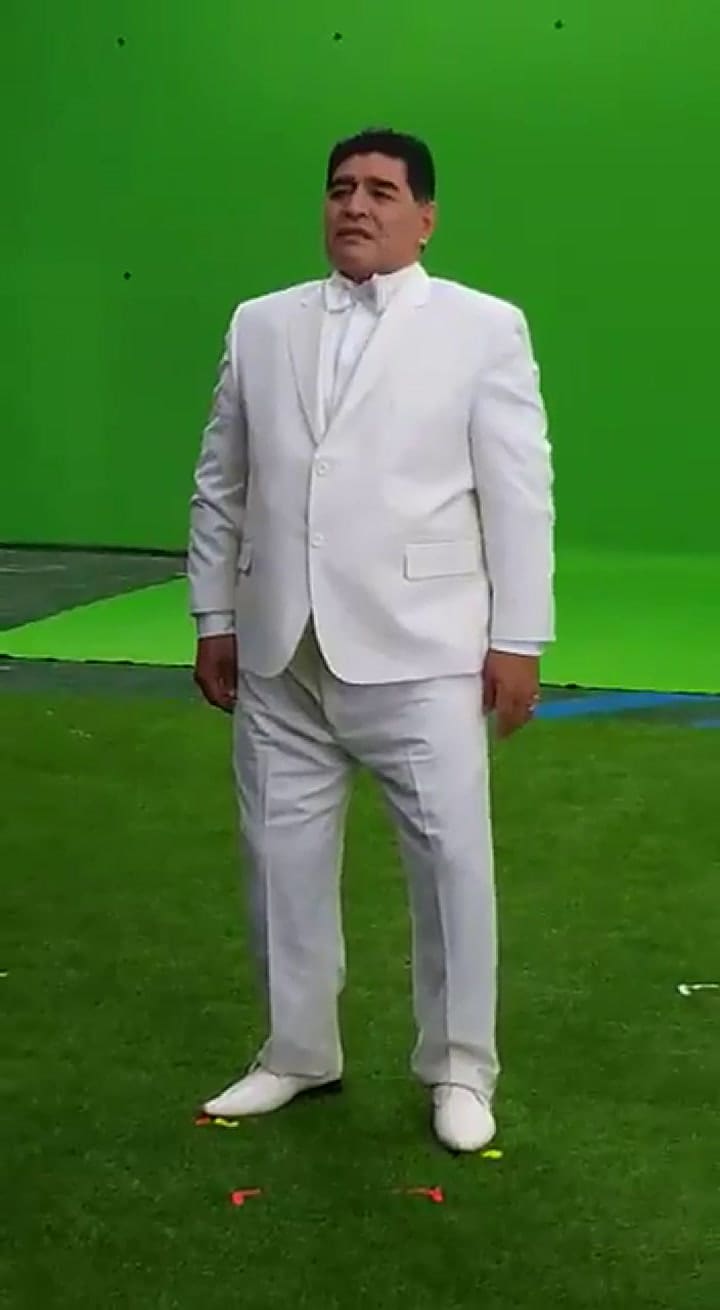 Maradona filma con otros futbolistas “somos el fútbol”