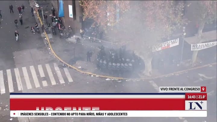 Manifestantes Prendieron Fuego Un Auto El Vehículo Era De Un Periodista