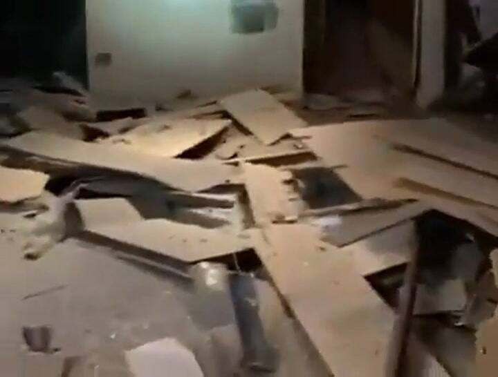 Los escombros en el interior del edificio dañado