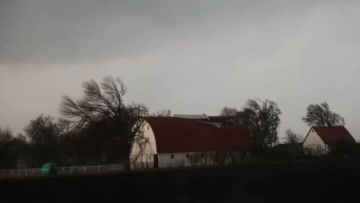 Desde adentro del auto: el momento en que cae el rayo