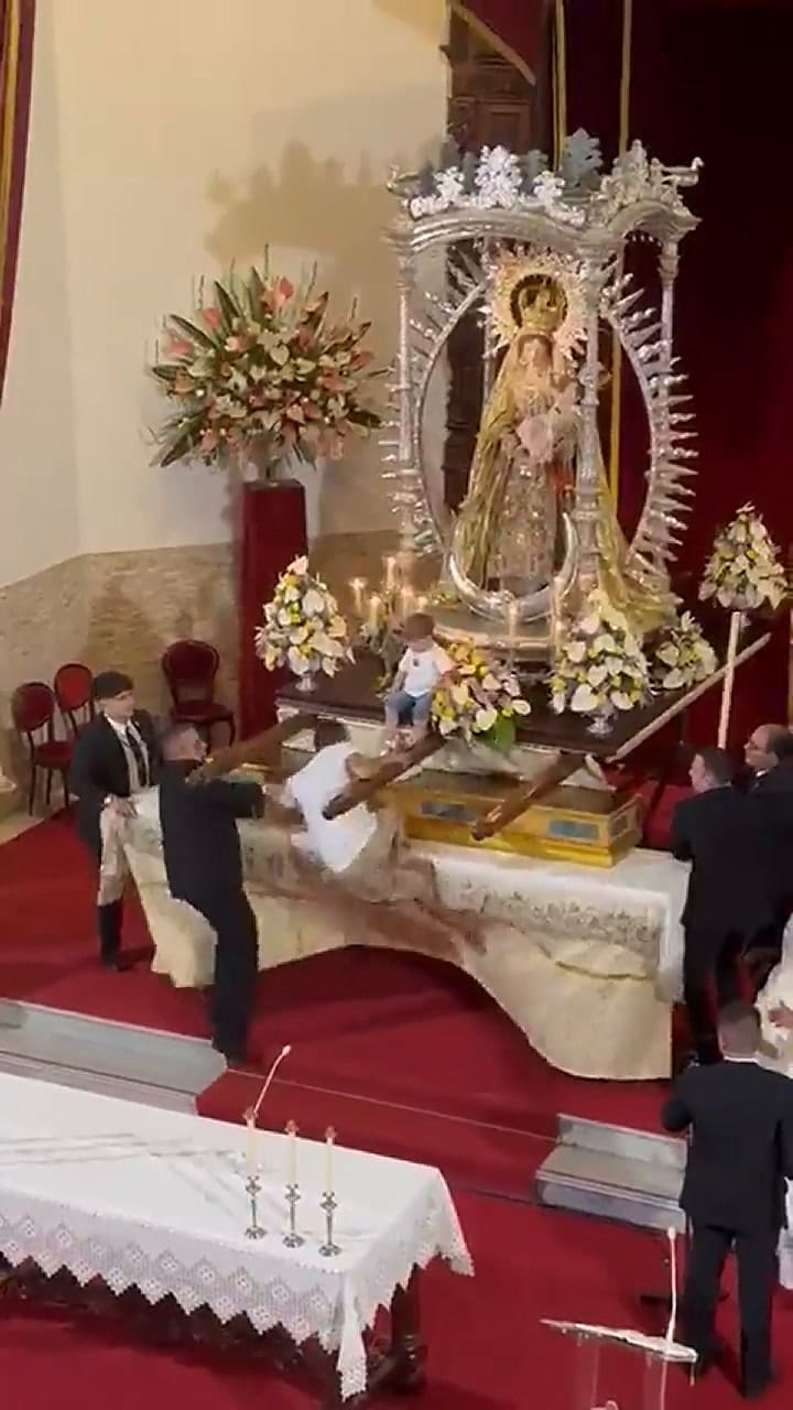 El momento en el que el hombre lleva al altar a su hijo