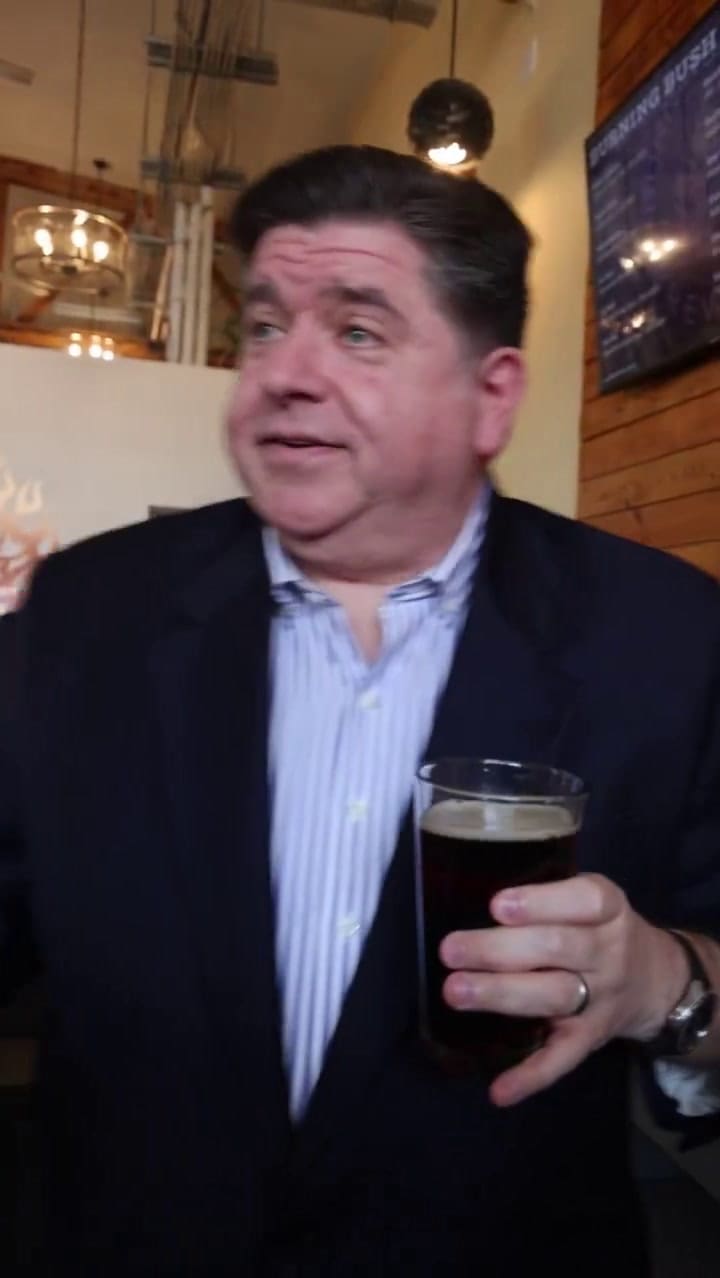 JB Pritzker se tomó una cerveza especial en conmemoración al papa León XIV