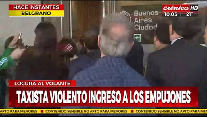 El ingreso del taxista a la fiscalía - Fuente: Crónica