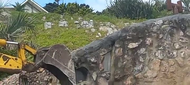 Demuelen la icónica Casa Cueva de Punta del Este