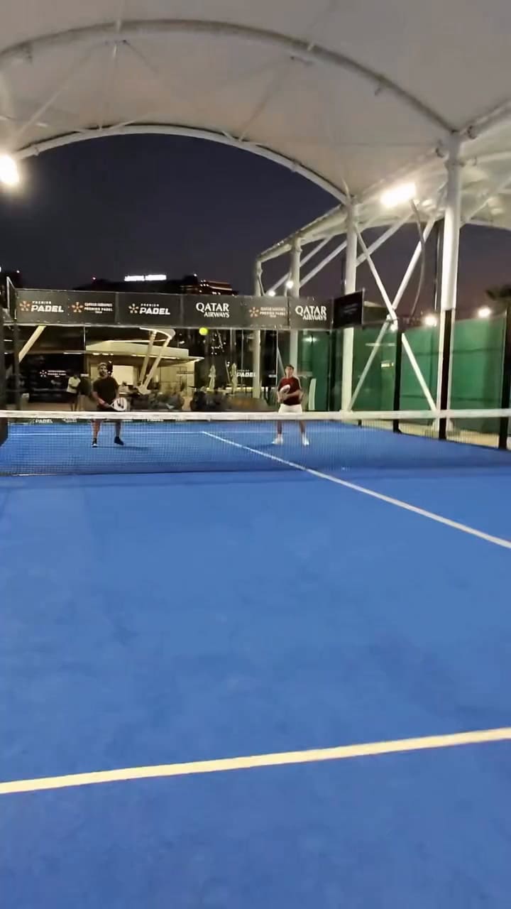 Franco Colapinto jugó al pádel en Qatar