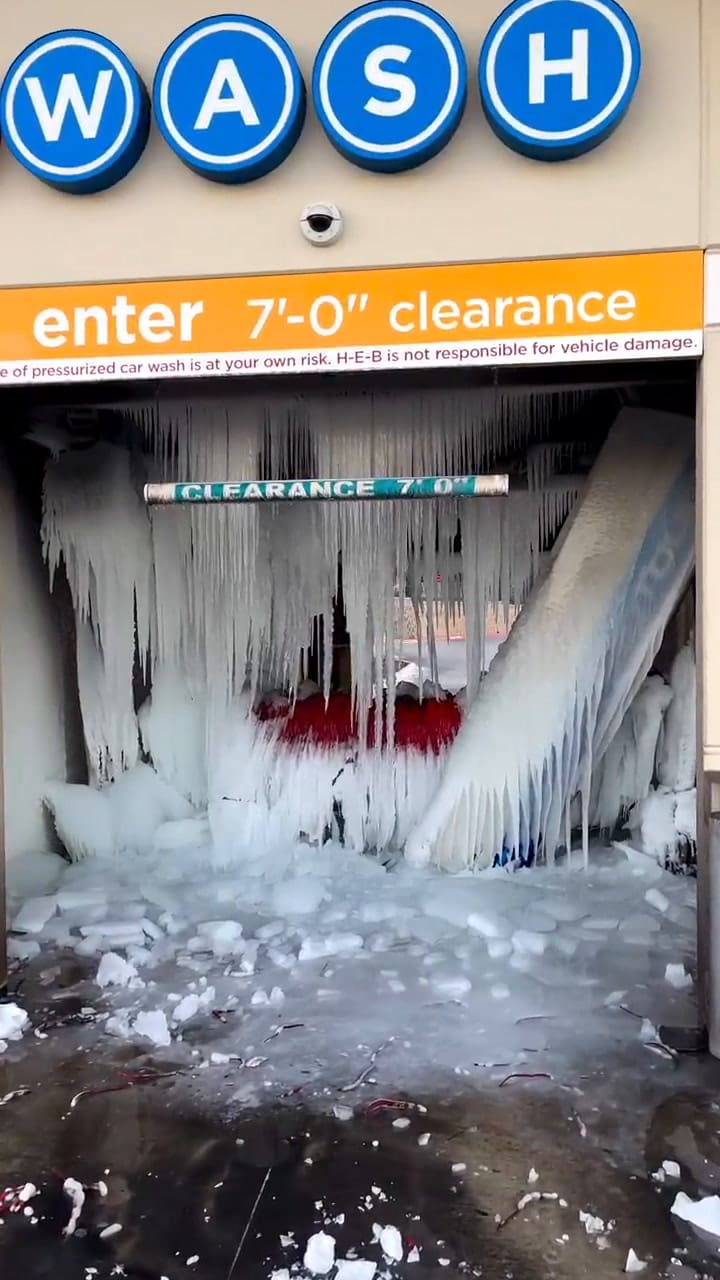 Así se ve un autolavado congelado por la tormenta Elliot