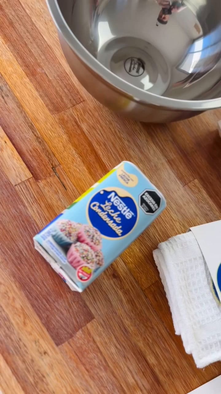 Postre de vainillas con crema y leche condensada