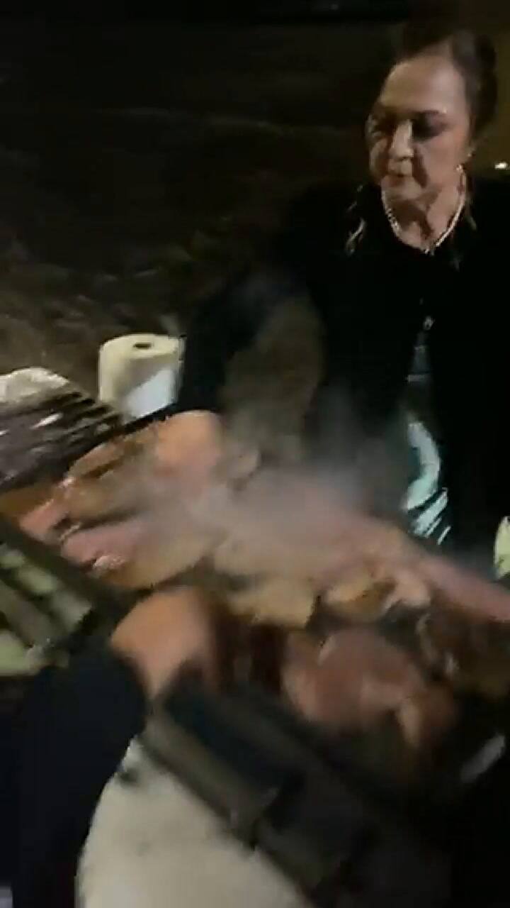 La madre se encargó de cocinar la comida para la boda