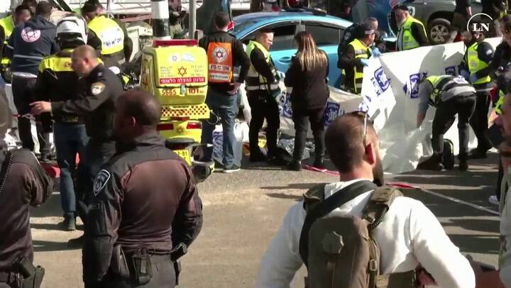 Atentado en Jerusalén: un hombre atropelló con un auto a varias personas en una parada de colectivos