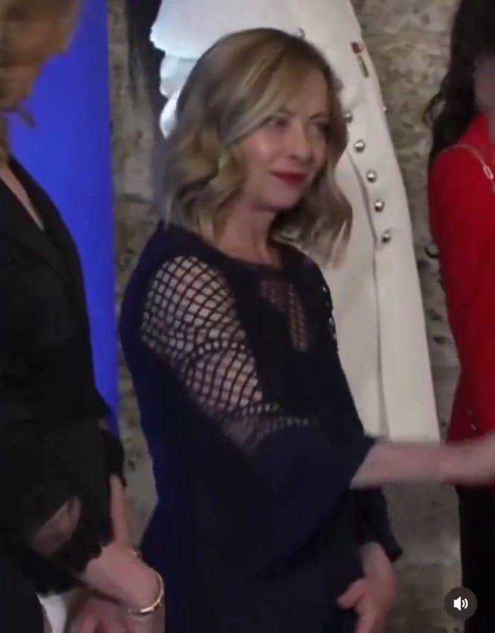 La reacción de Meloni tras el saludo de Macron