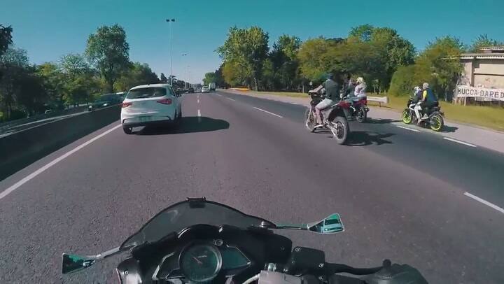 Así roban motos en las autopistas