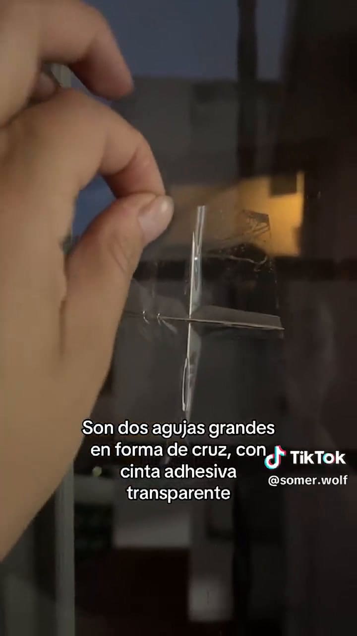 Se mudó a un departamento, observó una insignia en un ventanal y pidió ayuda