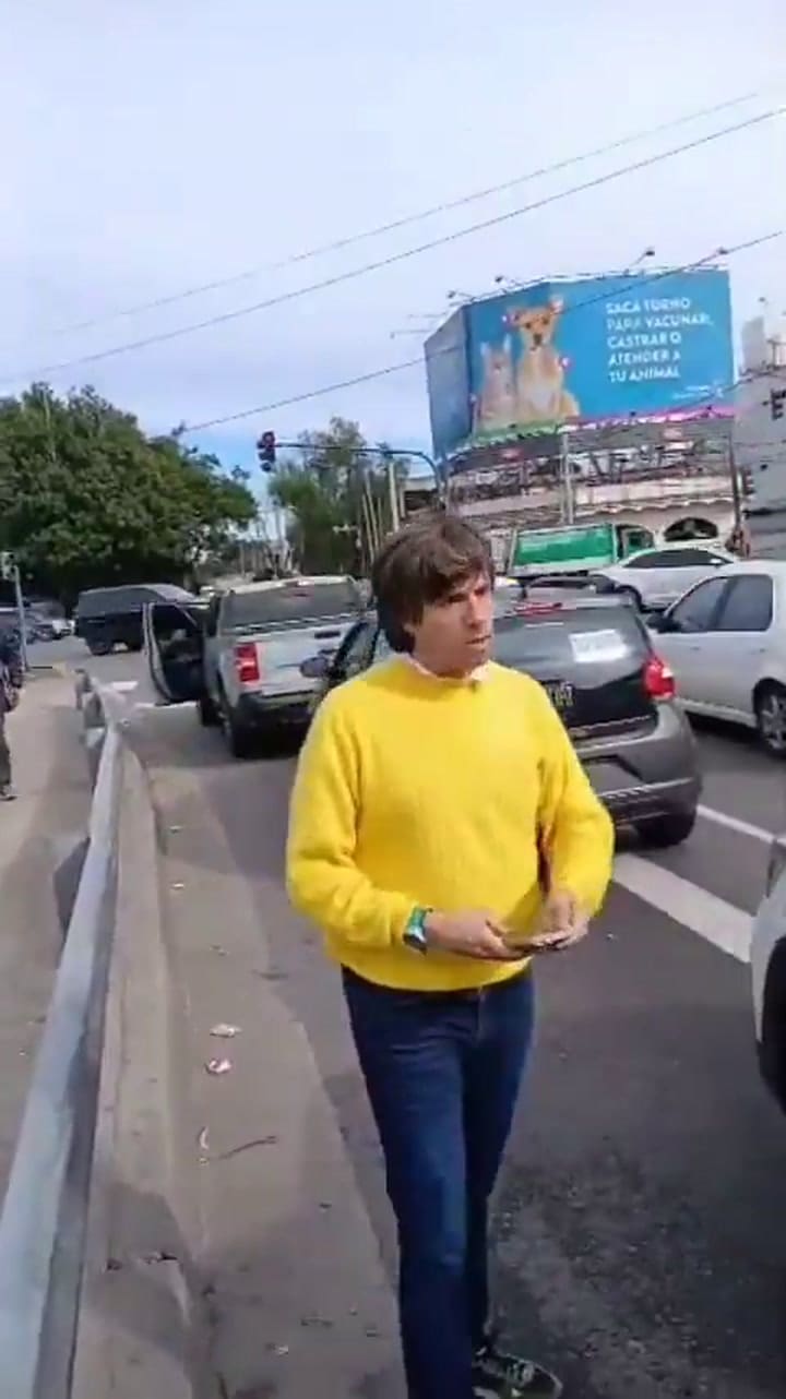 Robertito Funes fue agredido por dos trapitos a los que no les pudo dar plata