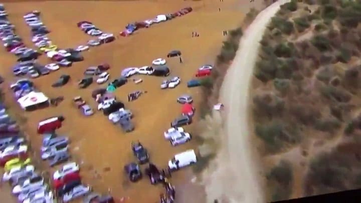 Rally: un piloto se salió del camino, se metió en un estacionamiento, se reincorporó y ganó la carre