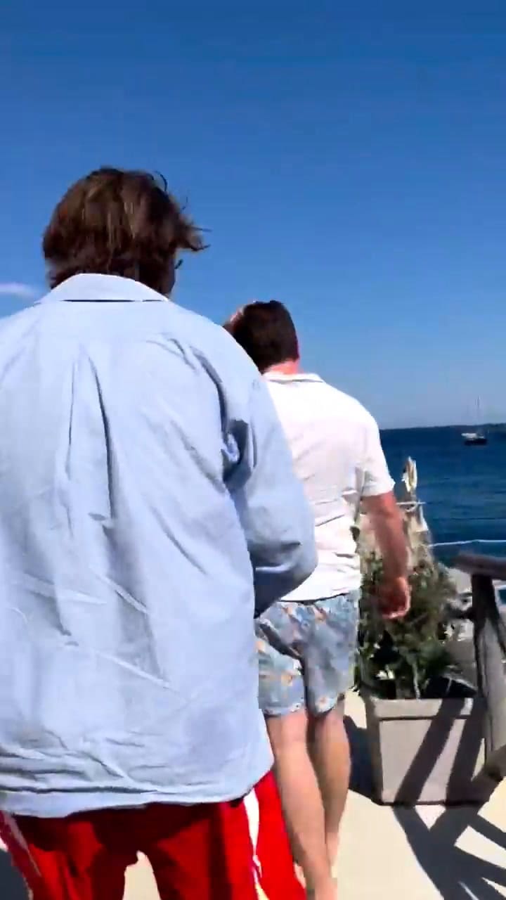 Ansel Elgort se volvió viral por devolver la langosta de un restaurante al mar